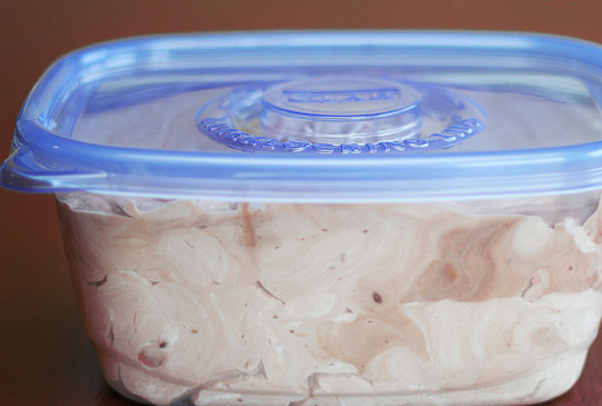 1. Этап. Мороженое из сливок: 3. Переложить полученную массу в пластиковый контейнер, накрыть крышкой и отправить в морозильник. Через 15-20 минут нужно достать и снова взбить массу - это поможет избежать образования крупных комочков.