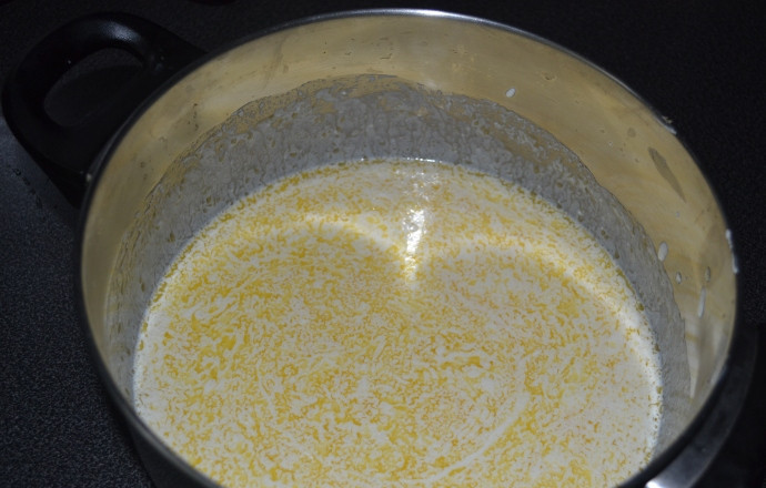 1. Этап. Пирог с курицей в мультиварке: 3. Масло надо немного остудить, а затем соединить с кефирно-сметанной смесью.