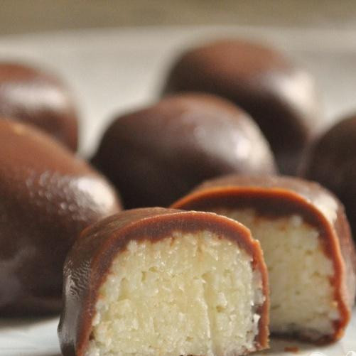 1. Этап. Шоколадно-кокосовые конфеты: 4. На водяной бане расплавить горький шоколад. Каждую конфету на мгновение окунуть в расплавленный шоколад (можно не полностью) и вернуть на бумагу. Поставить конфеты в холодильник. Через час лакомство будет готово.