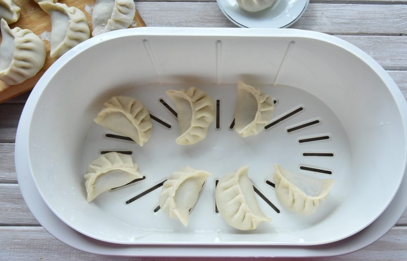 1. Этап. Момо с курицей: Для варки момо потребуется любая пароварка либо мантышница. В чашу пароварки выложите пельмени, слегка опустив их донышком в блюдце с растительным маслом. Варить момо нужно на пару в течение 20 минут.
