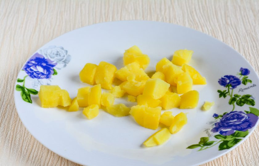 1. Этап. Салат с мидиями и овощами: Сварите картофель, почистите и нарежьте кубиками.