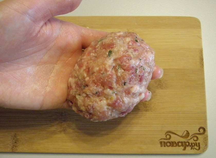 1. Этап. Зразы из фарша в духовке: Залепите край. Придайте зразе форму котлетки.
