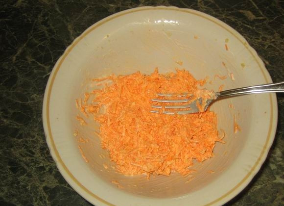 1. Этап. Морковка с чесноком: Добавляем майонез и солим по вкусу. Хорошо перемешиваем. Салат готов. Если дать ему постоять ну хоть с пол часика - будет еще вкуснее.