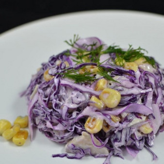 Салат из капусты и кукурузы