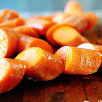 1. Этап. Тушеная говядина с пивом и паприкой: Затем, помойте и порежьте морковь...