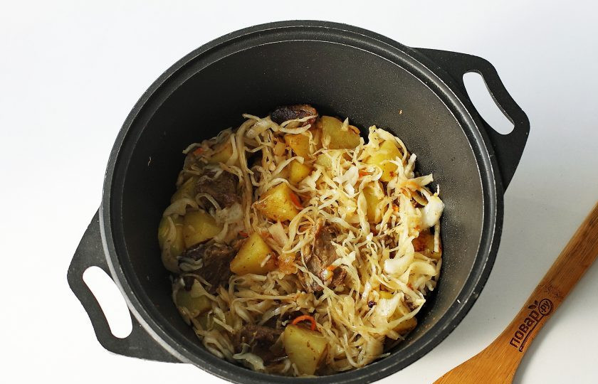 1. Этап. Баранина тушеная с квашеной капустой: Добавьте капусту, все перемешайте и тушите на небольшом огне до готовности картофеля. Можно добавить в процессе примерно 0,5 стакана воды. Периодически необходимо перемешивать.