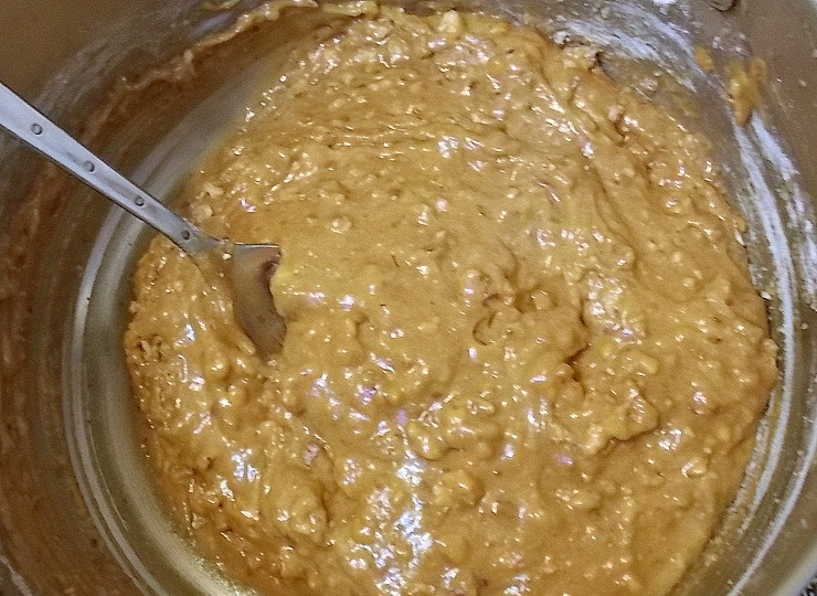 1. Этап. Пирог на вареной сгущенке с орехами: Соедините обе массы и перемешайте.