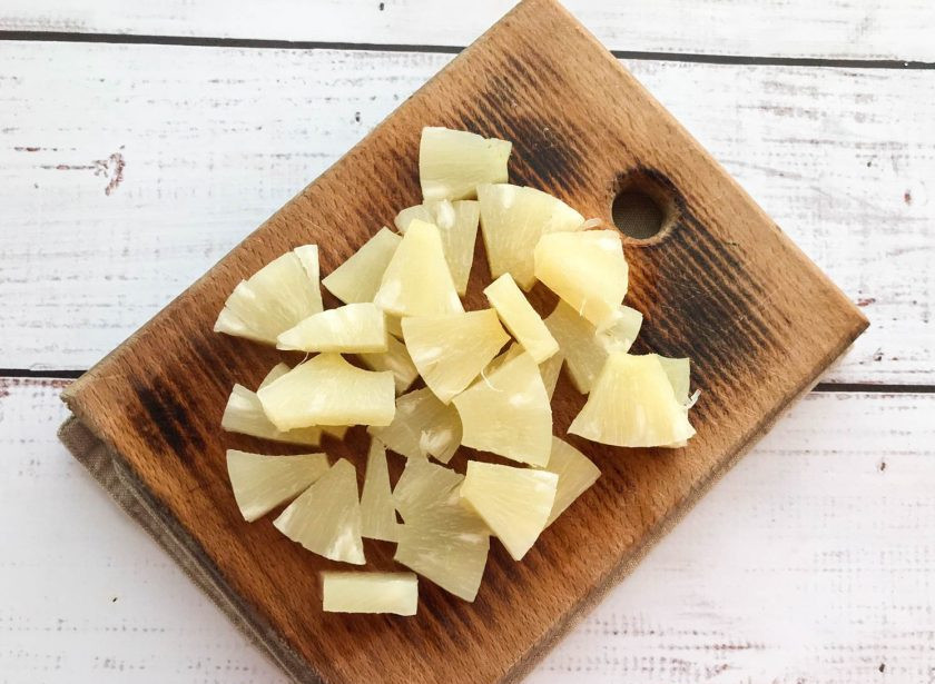 1. Этап. Омлет с ананасами: Консервированные ананасы нарежьте небольшими кусочками.