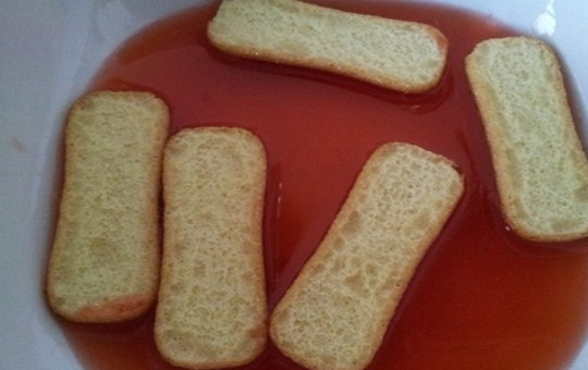 1. Этап. Летний тирамису с клубникой: 5. Подготовьте блюдо с высокими бортиками, дно покройте тонким слоем крема, чтобы печенье не скользило. Из миски с клубникой слейте сок в небольшую миску. И окуная в сок печенье…