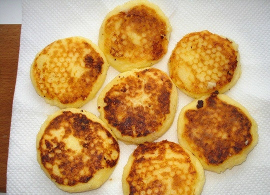 1. Этап. Творожники: 4. После выложите их на бумажное полотенце, чтобы убрать излишки масла. Подавайте горяченькими к столу. Приятного чаепития!