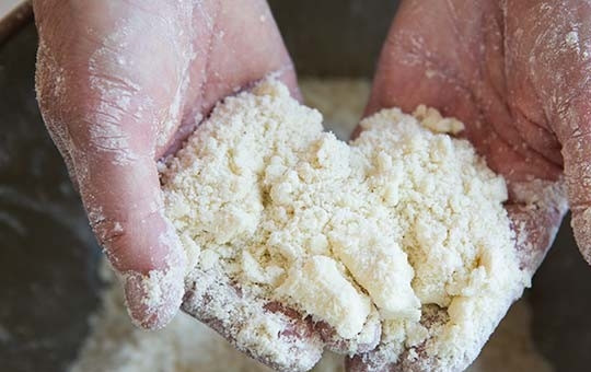 1. Этап. Заливной пирог с лососем: 1. В миске смешайте муку и соль. Нарежьте масло кусочками и выложите в муку, разомните тесто в крошку руками.