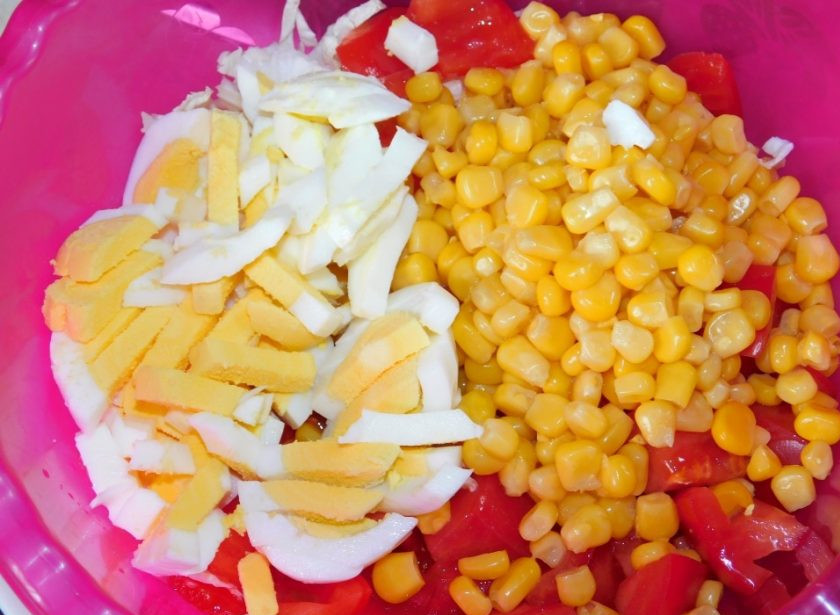 1. Этап. Кукурузный салат с помидорами и капустой: А также кукурузу, предварительно слив воду, и нарезанные яйца.