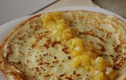 1. Этап. Французские крепы с яблочной начинкой: 3. Из получившегося теста выпечь блинчики. Положить их в отдельную тарелку и закрыть крышкой. На каждый блин положить начинку и свернуть рулетиком.