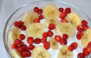 1. Этап. Творожно-банановый десерт: Посыпаем ягодами.