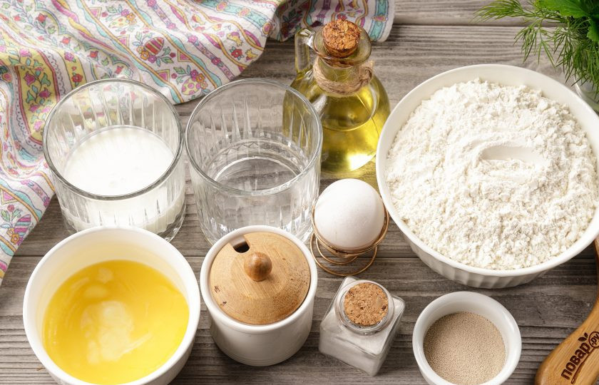 1. Этап. Пирог Семейный: Подготовьте все ингредиенты для теста по списку. Сливочное масло растопите и дайте ему немного остыть.