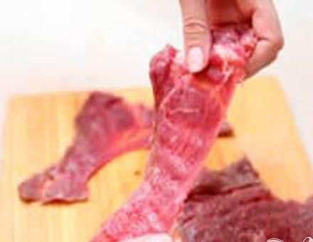 1. Этап. Миланесы из говядины: 2. Поперек волокон нарезаем мясо (толщина ломтиков 2-3 мм). Лучше, если ломтики были тоненькими. Можно отбить рукояткой ножа каждый ломтик. В миску складываем мясо и сбрызгиваем соком лимона.