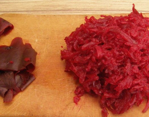 1. Этап. Салат с вареной свеклой: 2. Очищаем от кожуры и натираем на среднего размера терке.