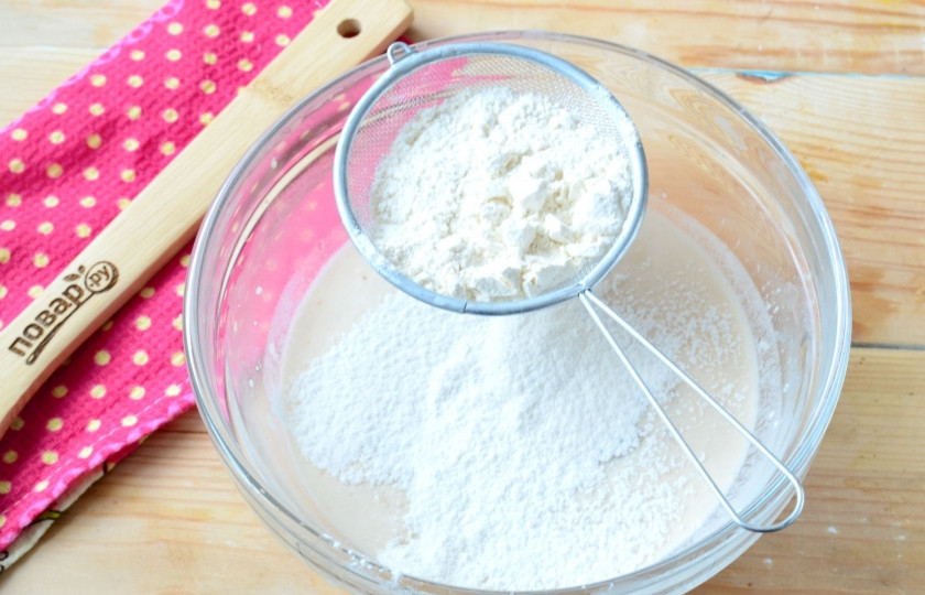 1. Этап. Баурсаки классические: Затем добавьте оставшийся сахар, яйцо, просейте немного муки. Хорошенько перемешайте.