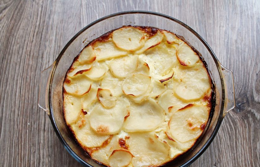 1. Этап. Картофель по-княжески: Поставьте в горячую духовку и запекайте в течение 25-35 минут при температуре 180 градусов. Спустя время картофель по-княжески подавайте к столу.