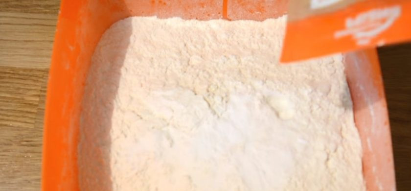 1. Этап. Пряники простые: 1. Смешайте все сухие ингредиенты – просеянную муку, соду и разрыхлитель. Отдельно смешайте венчиком молоко, сахар, ванильный сахар, соль и желтки.