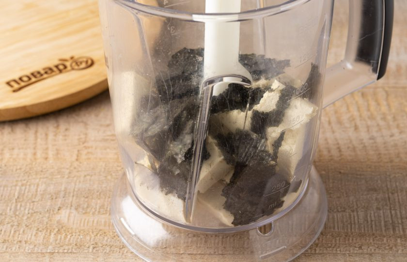 1. Этап. Вегетарианский пирог с нори: Для начинки измельчите в блендере тофу, разорванный на кусочки лист нори, соль и черный молотый перец.