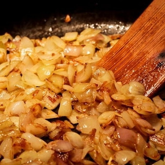 1. Этап. Салат из печени: Пассерованную морковь из сковороды убираем, в этой же сковороде до мягкости пассеруем лук.