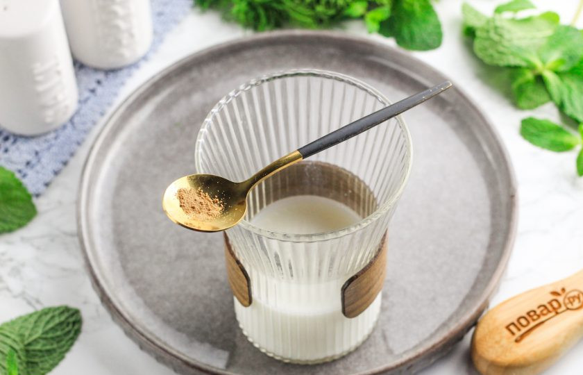 1. Этап. Домашний сыр Нежный: В 50 мл. молока разведите закваску и снова влейте обратно. Тщательно перемешайте и оставьте на 20-30 минут при комнатной температуре.