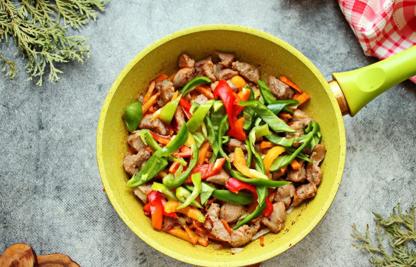 1. Этап. Индейка с рисом и овощами: У болгарского перца удалите плодоножку и семена, порежьте соломкой и добавьте в сковороду. Обжаривайте все на среднем огне еще пять минут, перемешивая.