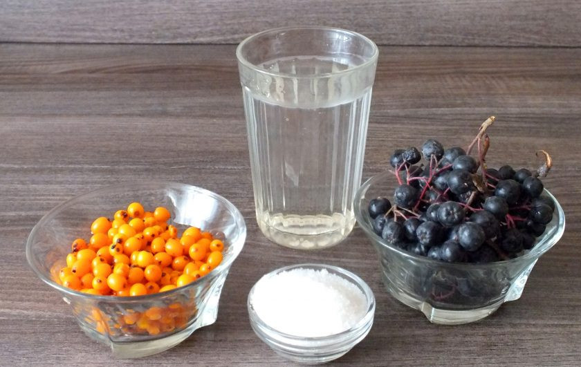 1. Этап. Компот из облепихи и черноплодной рябины: Подготовьте необходимые ингредиенты.