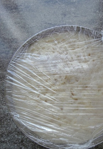 1. Этап. Хот-дог-гриль с картофелем пай: Накрыть тесто и убрать в тепло для подъёма.