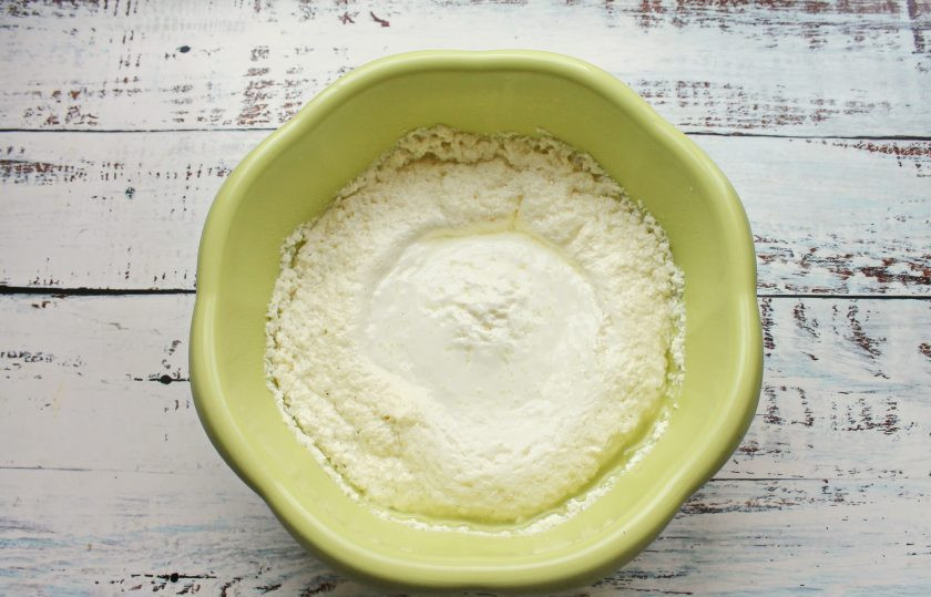 1. Этап. Творог из йогурта в микроволновке: Перелейте йогурт в глубокую миску, которая подходит для микроволновой печи. Поставьте в микроволновку и готовьте все при полной мощности 10 минут. После отключения дайте постоять внутри 5-10 минут.