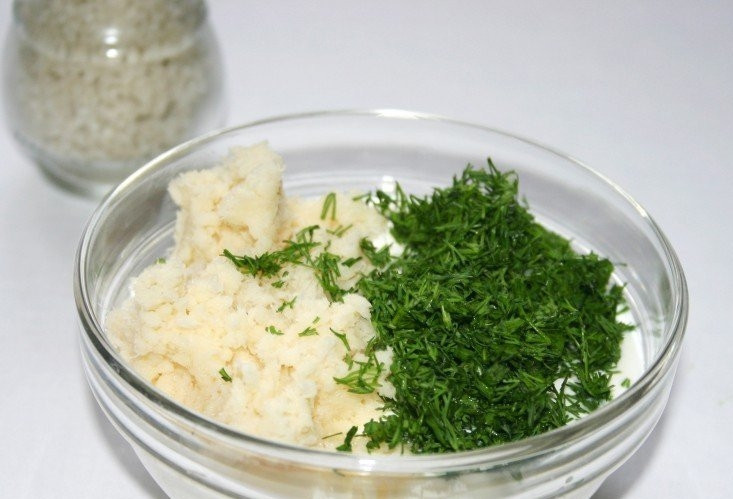 1. Этап. Хрен со сметаной: 4. Смешиваем натертый хрен и укроп со сметаной. Солим по вкусу (можно поперчить). Отправляем наш хрен со сметаной в холодильник минимум на полчаса, чтобы соус пропитался.