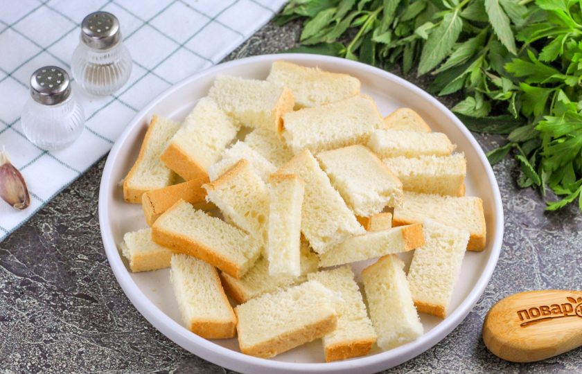 1. Этап. Сыр в аэрогриле: Хлеб нарежьте брусочками или кубиками по вашему вкусу.