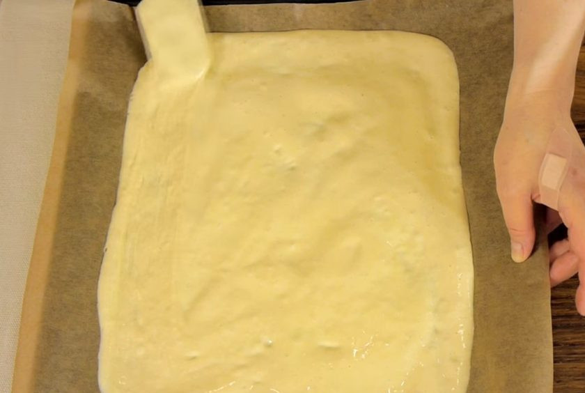 1. Этап. Торт Шарлотта: 2. Массу распределите в пласт толщиной полсантиметра на бумаге для выпечки. Отправьте противень в разогретую до 200 градусов духовку на 8-10 минут до легкого золотистого цвета.