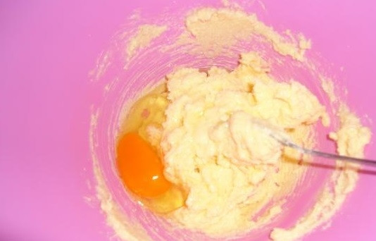 1. Этап. Вкусный пирог с вишней и творогом: 2. Вбейте яйцо в эту масляно-сахарную смесь. Опять тщательно перетрите, пока ингредиенты полностью не соединятся.