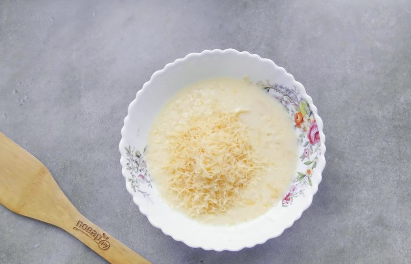 1. Этап. Грибной тарт: Налейте сливки и натрите сыр, посолите по вкусу и перемешайте.