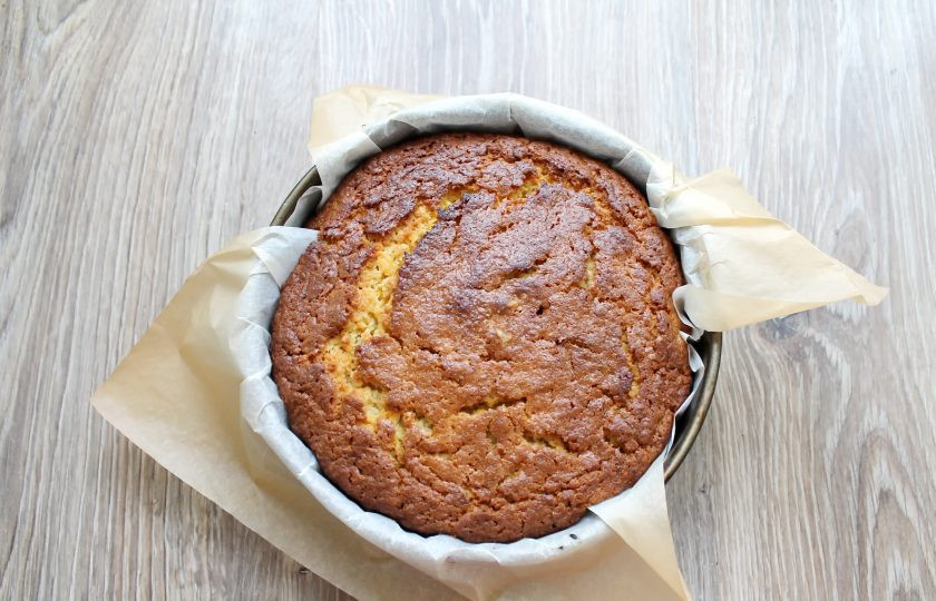 1. Этап. Овсяно-морковный пирог: Поставьте в горячую духовку и выпекайте пирог при температуре 180 градусов в течение 30-40 минут, до готовности.