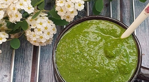 1. Этап. Шпинатный смузи с абрикосом и манго: Красивый изумрудный цвет и фруктово- травяной вкус. При желании можно присыпать чем - нибудь вкусненьким.