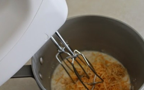 1. Этап. Трубочки с изюминкой: 1. В сотейник вылейте молоко, добавьте тертый на мелкой терке сыр (50 грамм), муку, 1 куриный желток, сливочный сыр. Посолите и поперчите, хорошенько перемешайте.