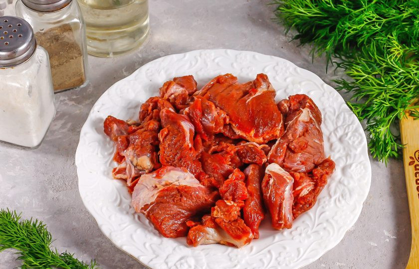 1. Этап. Говяжьи щечки с ризотто из сельдерея: С костей срежьте кусочки говядины, промойте их и вырежьте из них голубые жилы.