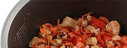 1. Этап. Суп с мясом в мультиварке: Добавляем лук, морковь, перец и помидоры. Готовим еще 10 минут.