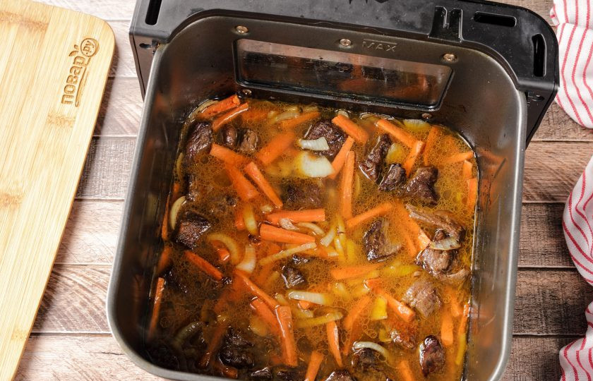 1. Этап. Плов в аэрогриле: Затем влейте кипяток, вода должна лишь слегка покрывать мясо. Отрегулируйте на соль и готовьте при температуре 160 градусов около 10 минут.