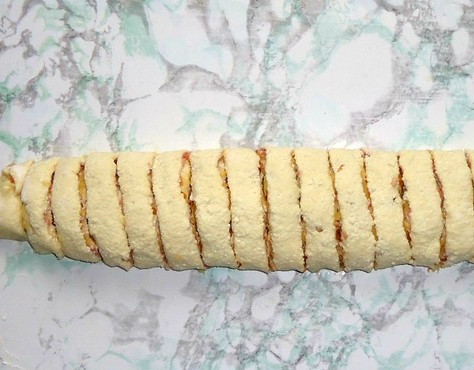 1. Этап. Творожный рулет с фаршем: Скатываем получившуюся 