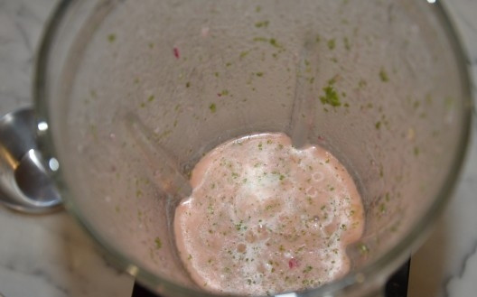 1. Этап. Салат со спаржей, орехами и фетой: 3. Для приготовления заправки в чаше блендера измельчите лук, чеснок, мяту, рисовый уксус, мед, соль и перец. Постепенно влейте оливковое масло.