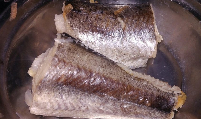 1. Этап. Суп из хека с рисом и яйцом: 5. Достаньте готовую рыбу, отправьте в бульон рис.