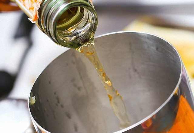 1. Этап. Коктейль Сайд кар: 2. Добавьте требуемое количество коньяка и ликера. Разрежьте лимон на две части. Из одной части лимона выдавите сок. Добавьте сок в шейкер.