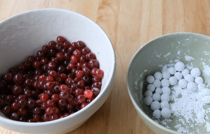 1. Этап. Клюква в сахарной пудре: 5. Переложите горсть ягод с глазурью в сахарную пудру и круговыми движениями (миски) обваляйте их в ней как следует.