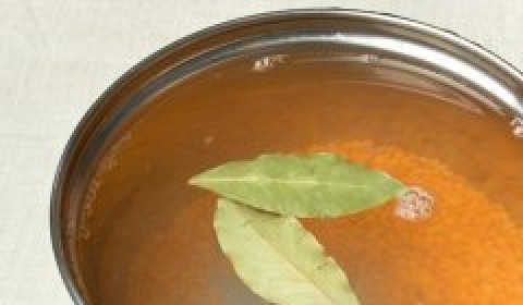 1. Этап. Вегетарианский суп-пюре из чечевицы: Чечевицу промыть, залить водой, добавить лавровый лист и варить на слабом огне 15 минут.