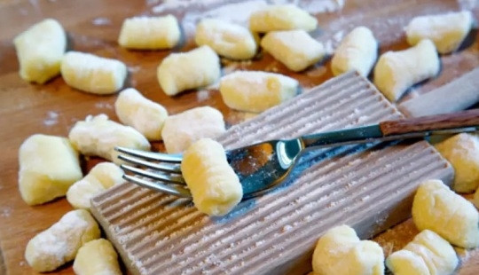 1. Этап. Гноччи: С помощью доски для гноччи делаем узоры на тесте. Если такого приспособления нет, используйте обычную вилку.