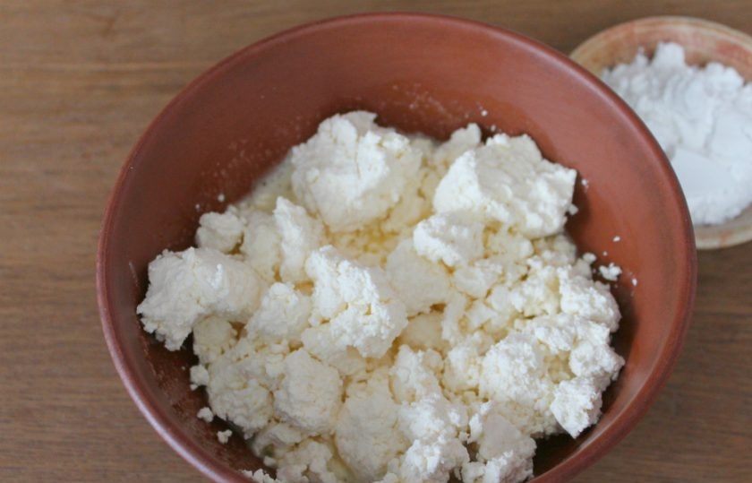 1. Этап. Сырники с крахмалом: Добавляем творог и ванильную эссенцию, перемешиваем.